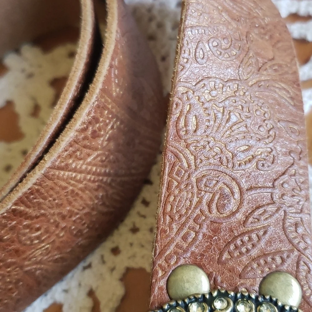 Fossil brown woman belt with bling buckle embosed